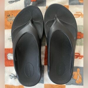 OOFOS black flip flops W8 M6